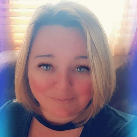 Meet your Posher, Lynn - Picture 1 of 2